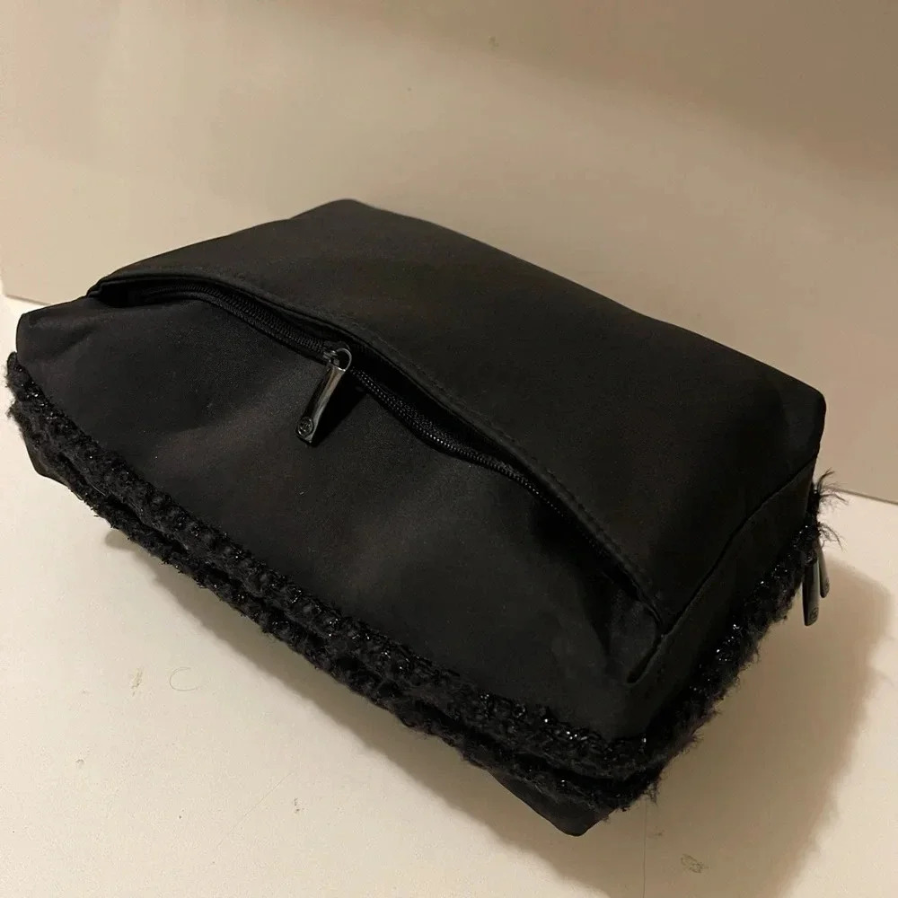 Chanel perfume make up bag, large well fit lots of things, without any damage - Picture 9 of 15